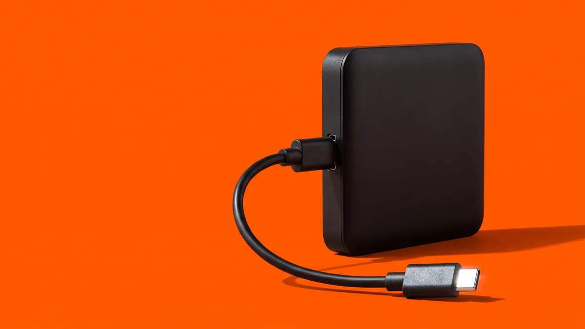 Kleine externe Festplatte mit angestecktem USB-Kabel