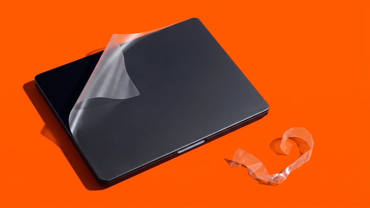 Neuer Laptop, dessen Schutzfolie an einer Ecke abgezogen ist
