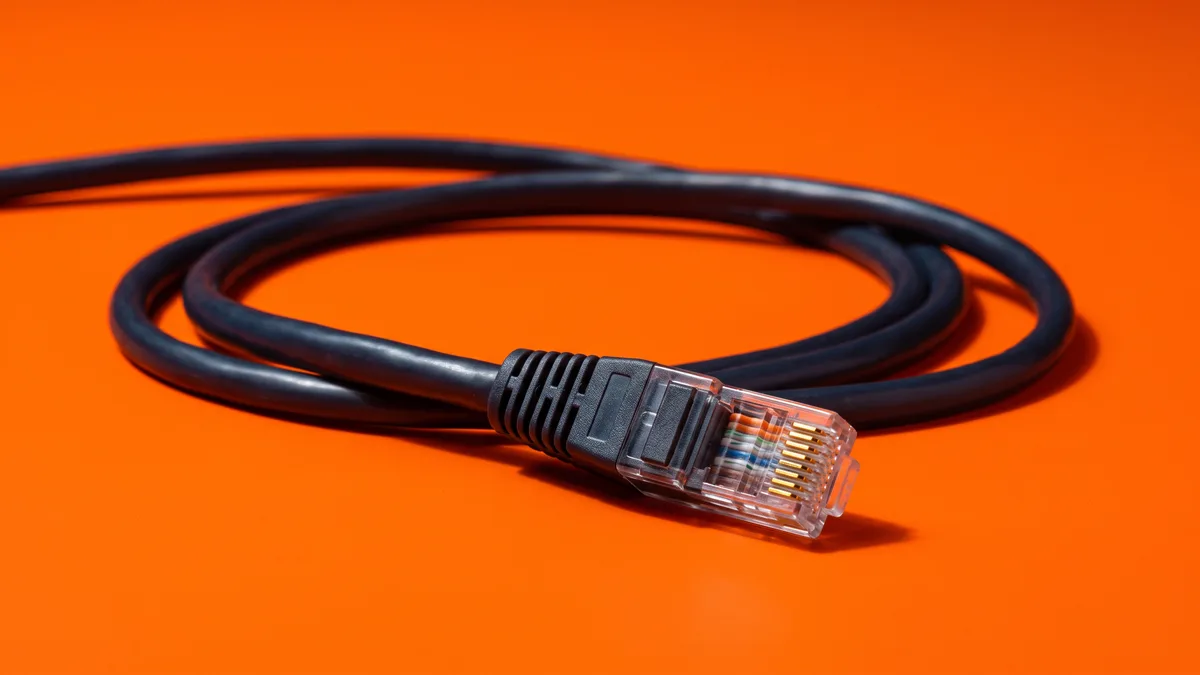 Ein herausgezogener LAN-Netzwerkstecker liegt lose auf einer Fläche, mit keinem Gerät verbunden.