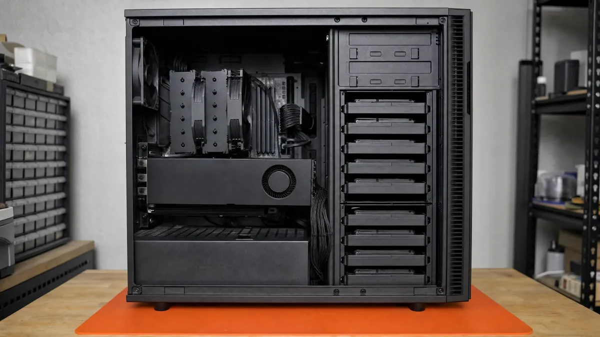Workstation-PC mit offener Seite: viele Laufwerksschächte, Doppelturm-CPU-Kühler und sauber verlegte Kabel